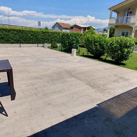 Cozzy Apartment Near The Aiport 波德戈里察 外观 照片