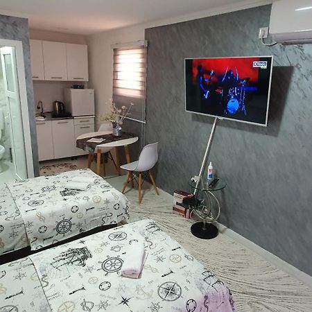 Cozzy Apartment Near The Aiport 波德戈里察 外观 照片