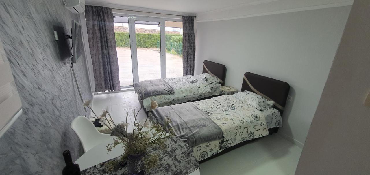 Cozzy Apartment Near The Aiport 波德戈里察 外观 照片