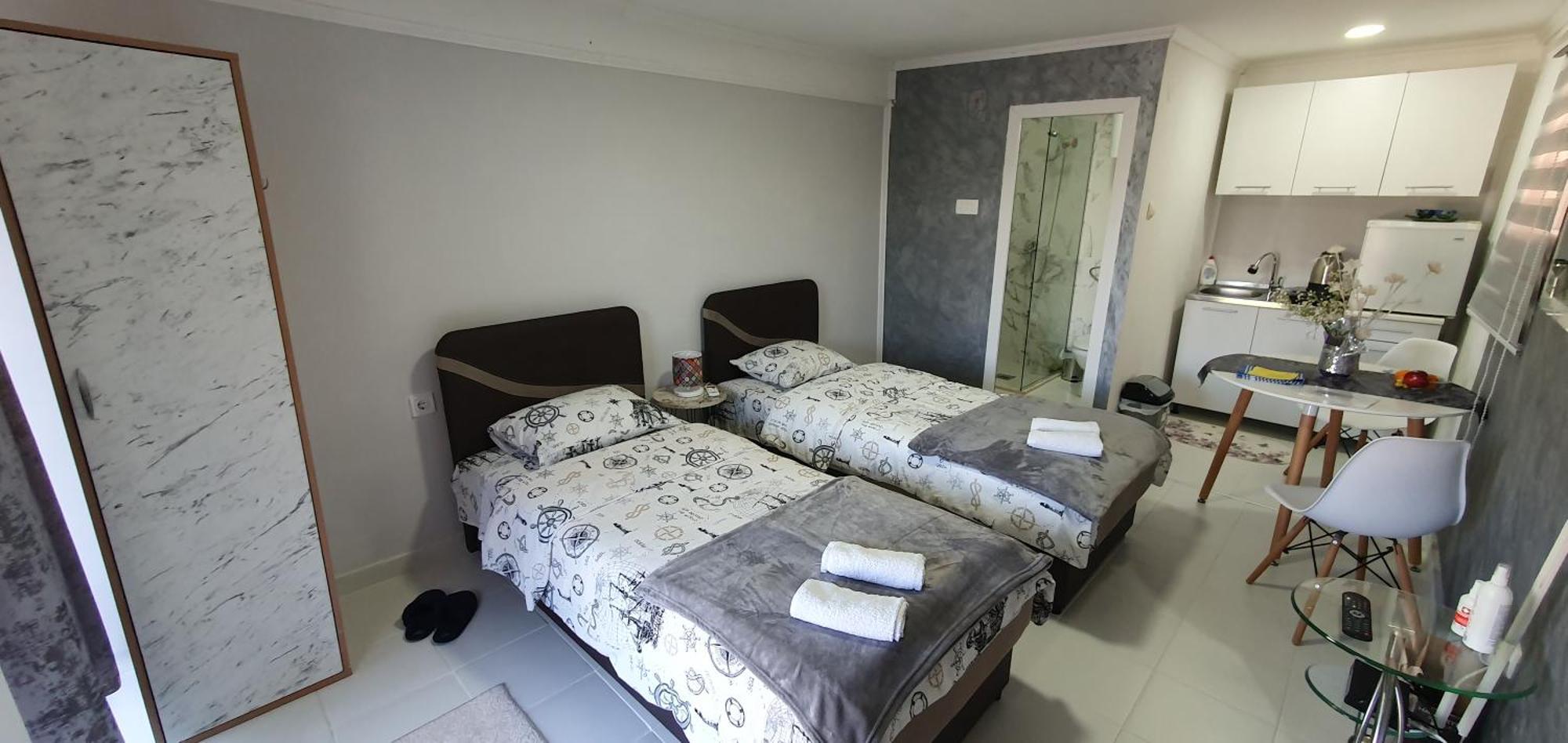 Cozzy Apartment Near The Aiport 波德戈里察 外观 照片