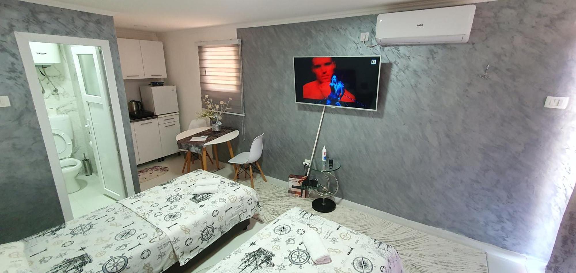 Cozzy Apartment Near The Aiport 波德戈里察 外观 照片