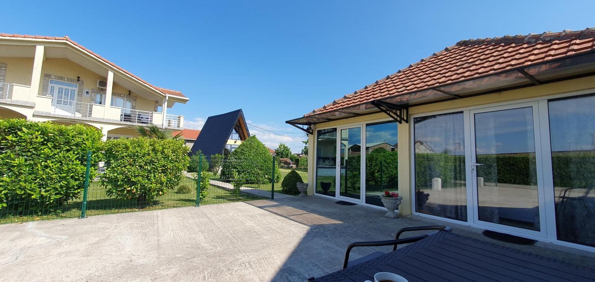 Cozzy Apartment Near The Aiport 波德戈里察 外观 照片